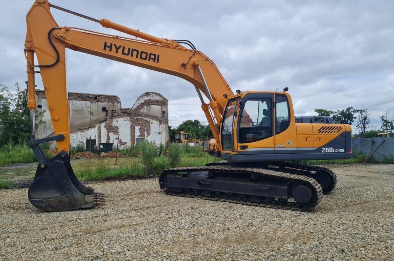 HYUNDAI-R260LC-9S-Excavators-2